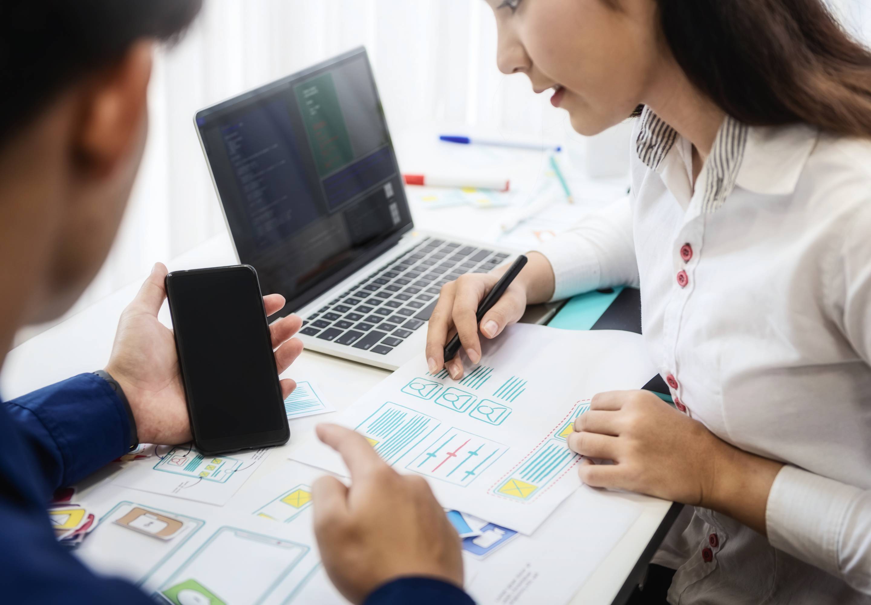 2 Personen führen Usability-Testing aus