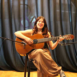 mia_valenguitar