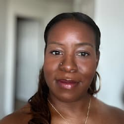 mona_alexis_car