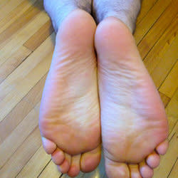 Je t'envoie 5 photos de mes pieds masculins nus