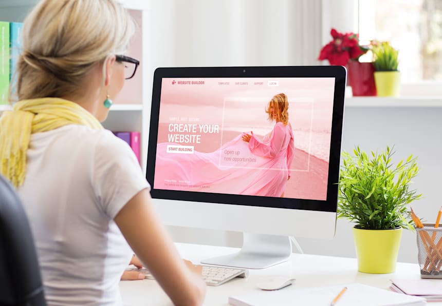 Frau erstellt Webseite am Computer