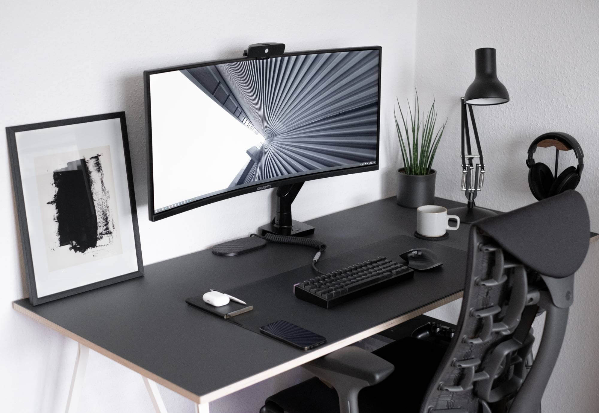Vertical Monitor PC Workspace – MinimalSetups  Bureau pour gamer,  Disposition du bureau, Salle des joueurs
