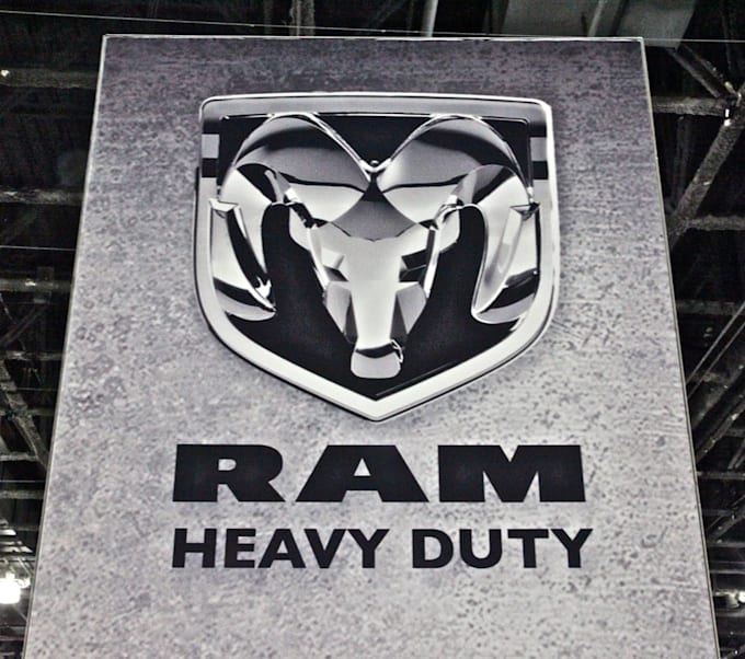 Dodge Ram логотип есть динозавра