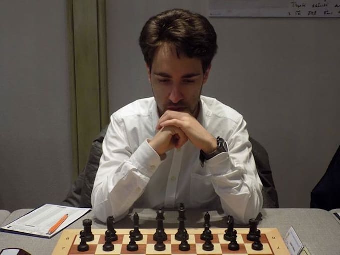 play chess training games with you