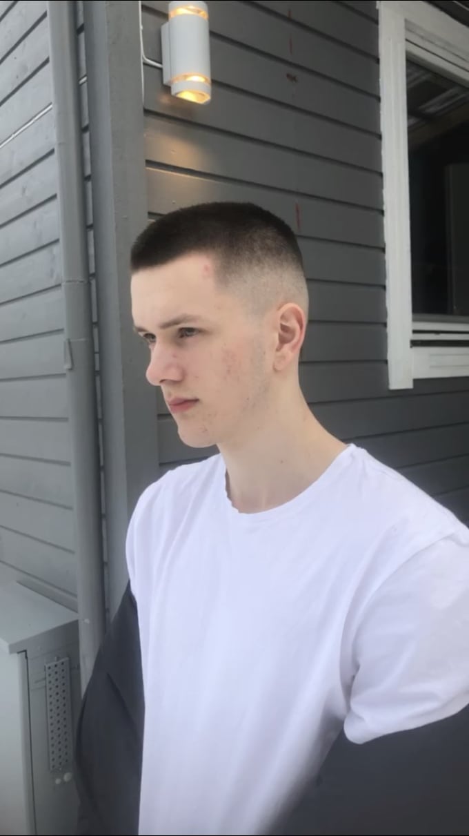 perform any mens haircut with voiceover