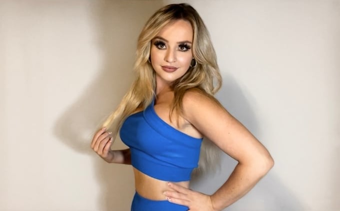 be your blonde female model for your brand