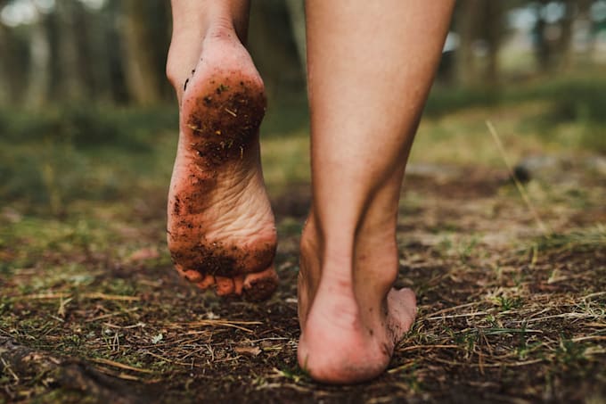guide you how to wear barefoot shoes and walk barefoot