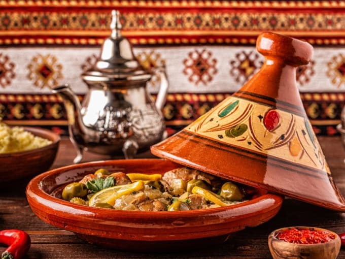 Te enseñaré a cocinar tajine marroquí.