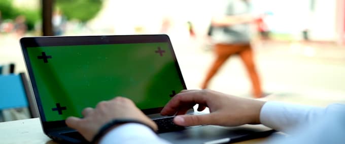 replace phone, laptop and TV screens with realistic vfx