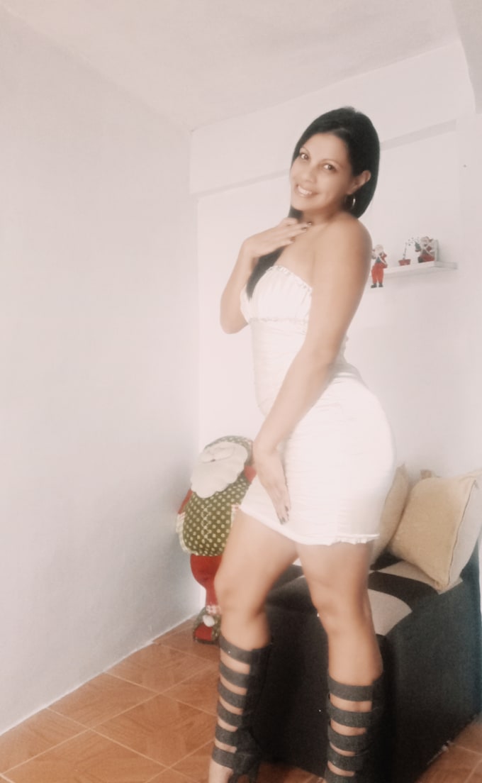 modelo femenina de piel morena