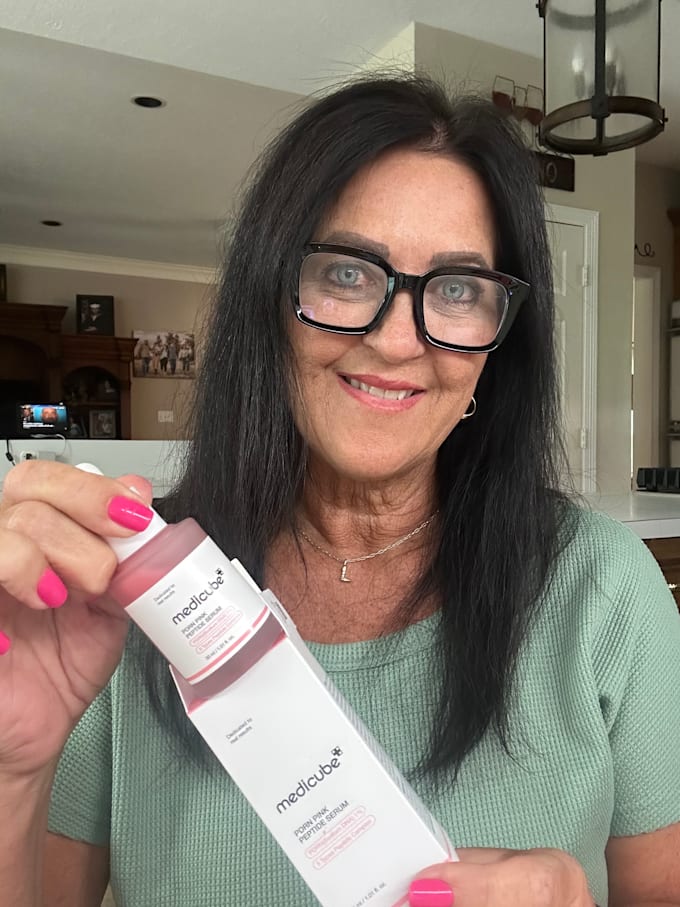 create a mature genx woman ugc video unboxing your products