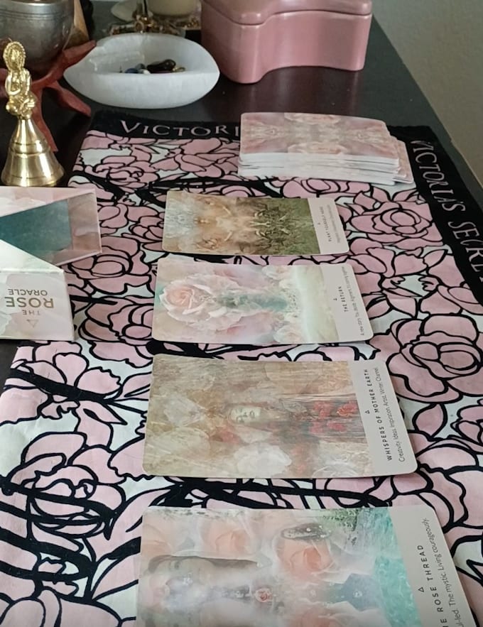 give a tarot or oracle reading with intuitive guidance