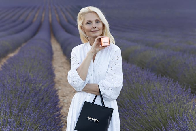 make lifestyle product photography with models for ecommerce