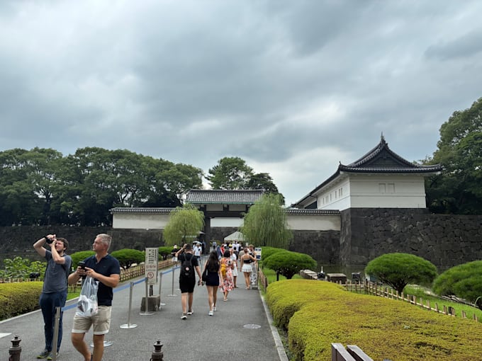 create a personalized tokyo itinerary as a local tour guide