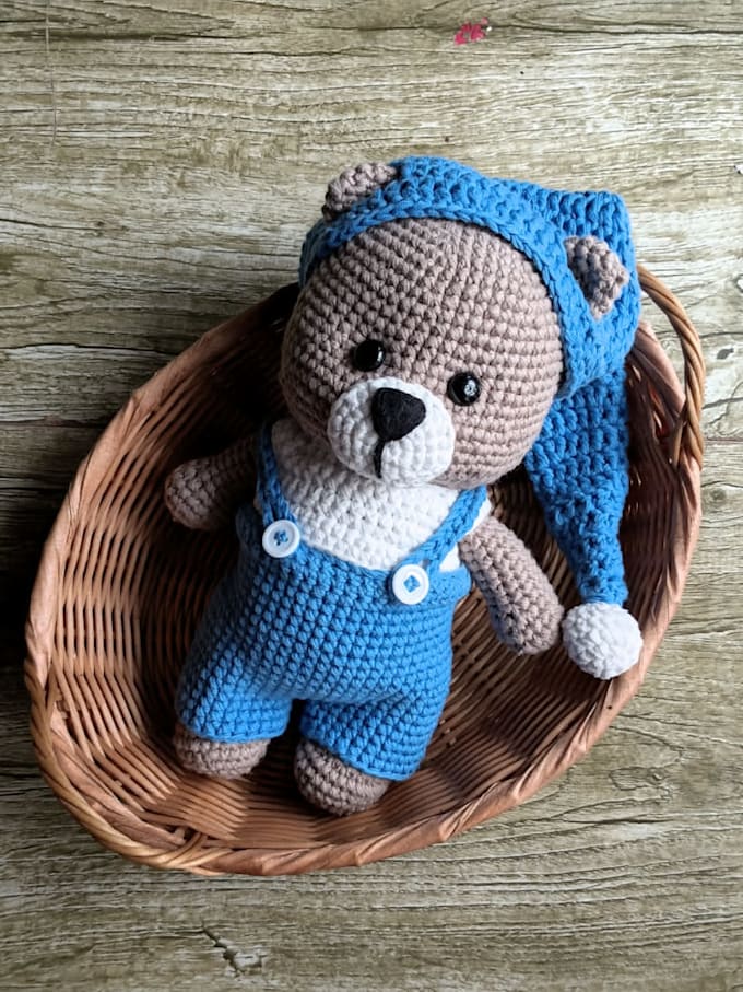 crochet a handmade amigurumi bear with custom outfit