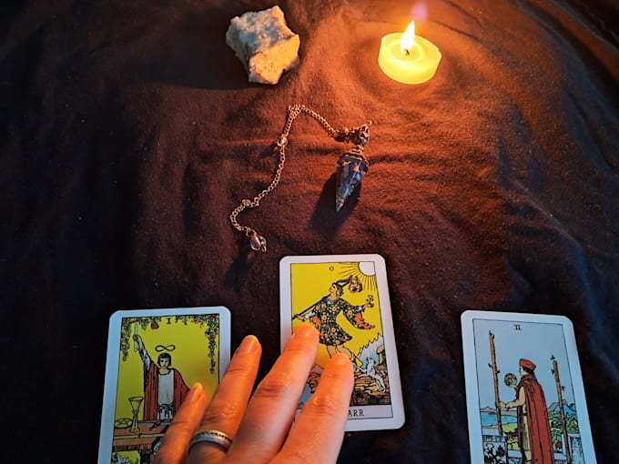 ich lege tarotkarten zu liebe, beziehung, finanzen auf deutsch