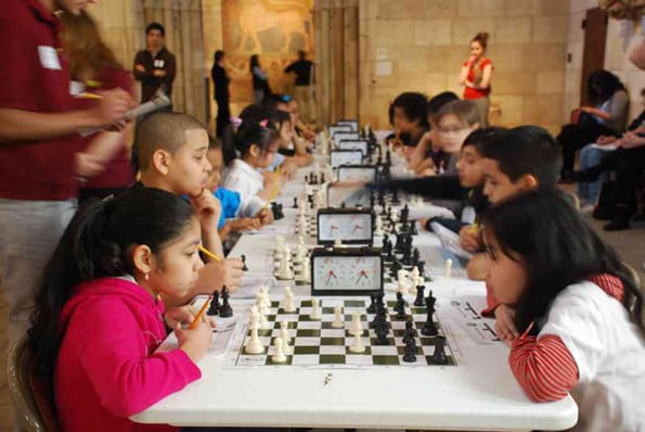 be your chess coachWill provide in detail tips to improve your game