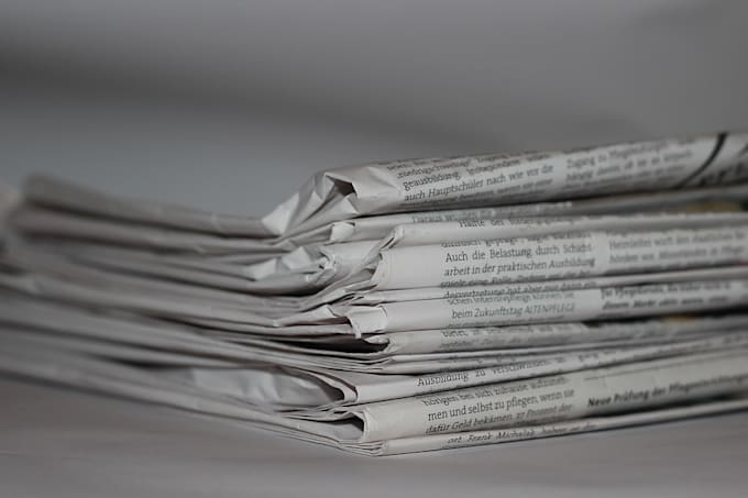 translate news articles into spanish, english or romanian