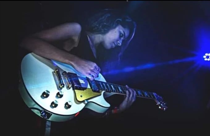 teach you to play the guitar in online lessons