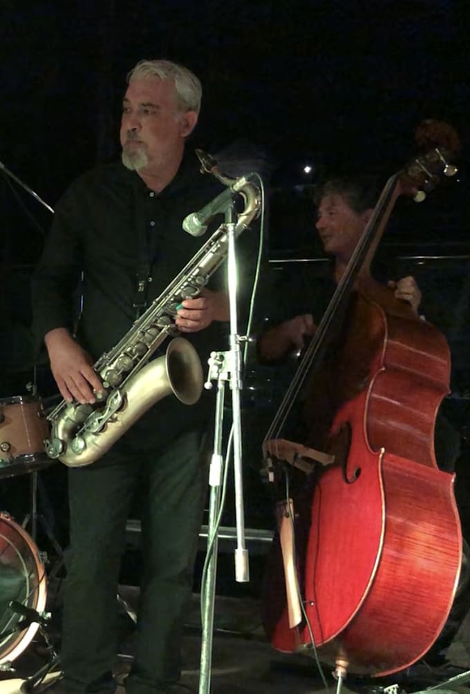 registro assoli, temi e parti di sax tenore e soprano jazz