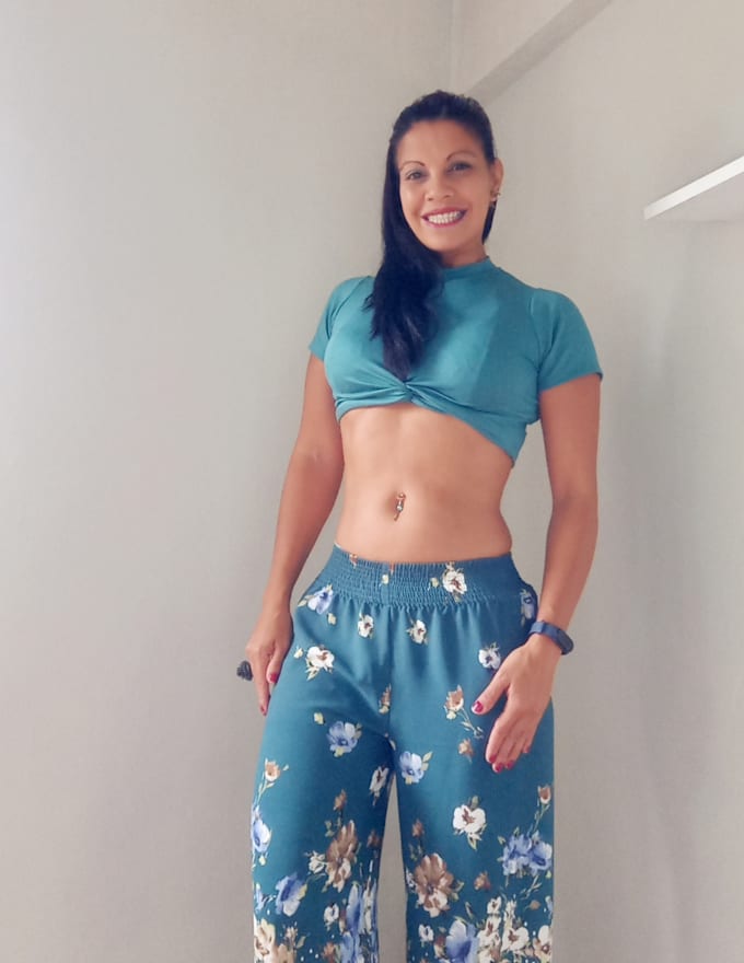 modelo femenina de piel morena