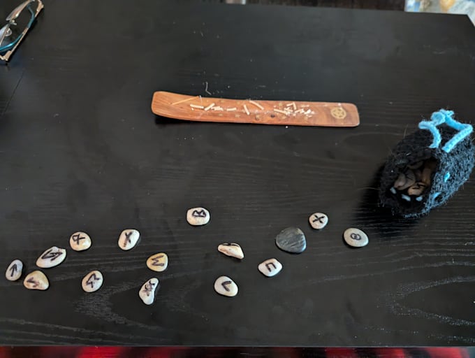 read oracle cards or runes for you