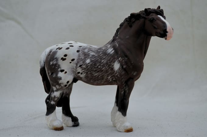 paint your horse on a miniature figurine