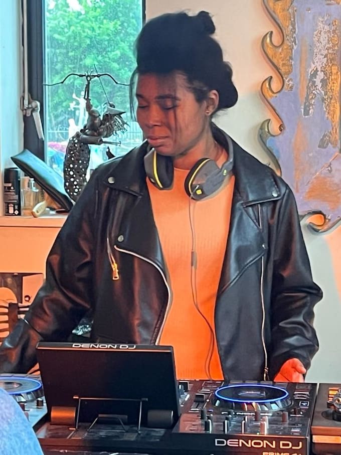 provide dj sets with vocals