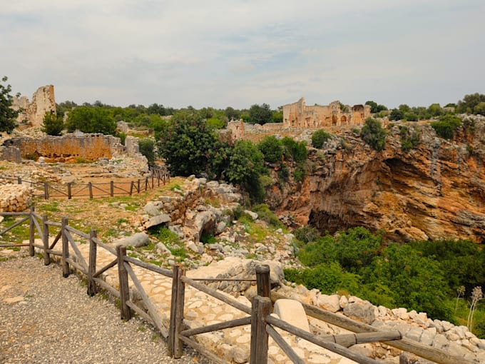 create personalized travel plans with destinations, hidden spots and maps