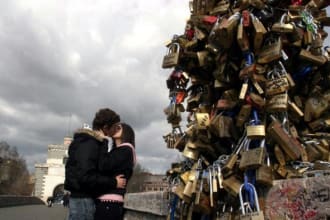 leave a lock in romantic bridge in rome