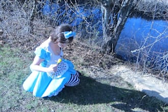 make a sign with a note on it in my Alice in Wonderland Outfit