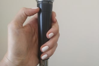 deliver a voice message in hebrew, female voice