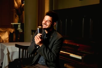 sing any music in english, portuguese or spanish