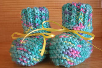 hand knit a pair of baby booties