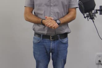 sing in hebrew, english, or spanish, using a male or female voice