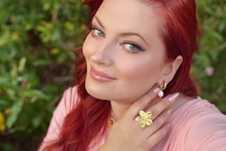 be your selfie female model for your product for amazon, social media, ugc
