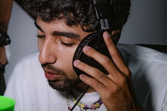 write and sing a song of reggaeton in spanish