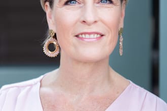 be your professional female dutch voice over without an accent