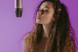 be your pro female singer in english, italian and spanish