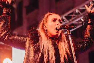 be your female vocalist in english o español