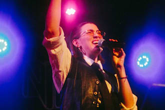 be your female vocalist in english o español