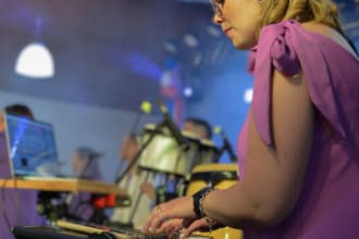 synthesizers, piano, pads, trumpets, accordion, strings