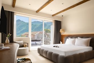 do hotels, and restaurants photo editing