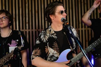 sing latin pop song traditional folk reggaetón spanish vocalist italy singer