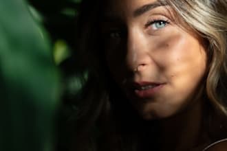 create natural, vibrant portraits and street life shots across barcelona