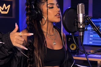 your pro female spanish singer, reggaetón songwriter, latin, trap, rnb, pop, edm