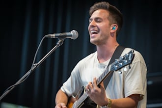 be your acoustic guitar specialist and rnb singer songwriter