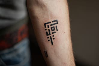 design a professional modern tattoo logo