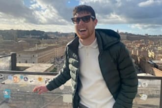 locutor profesional en español, voz cálida y expresiva