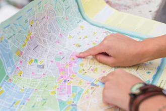 illustrate a digital tourist map with clickable stops and a navigation map